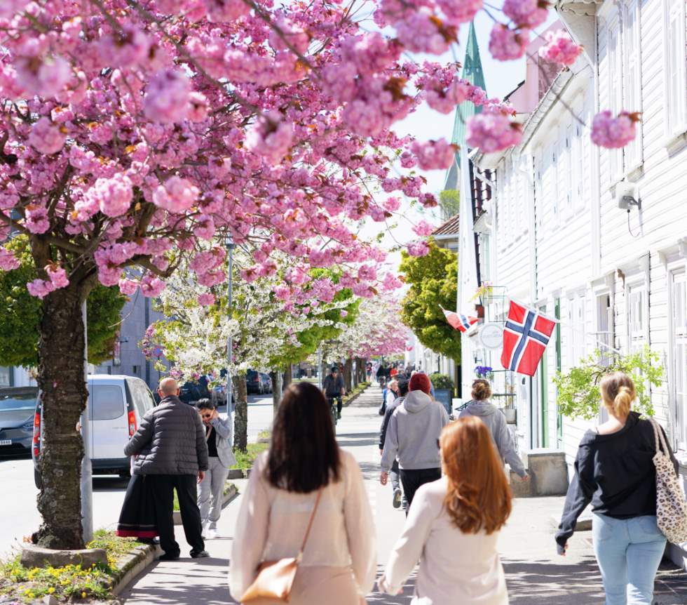 Bygate på Sørlandet en sommerdag med folk i gatene