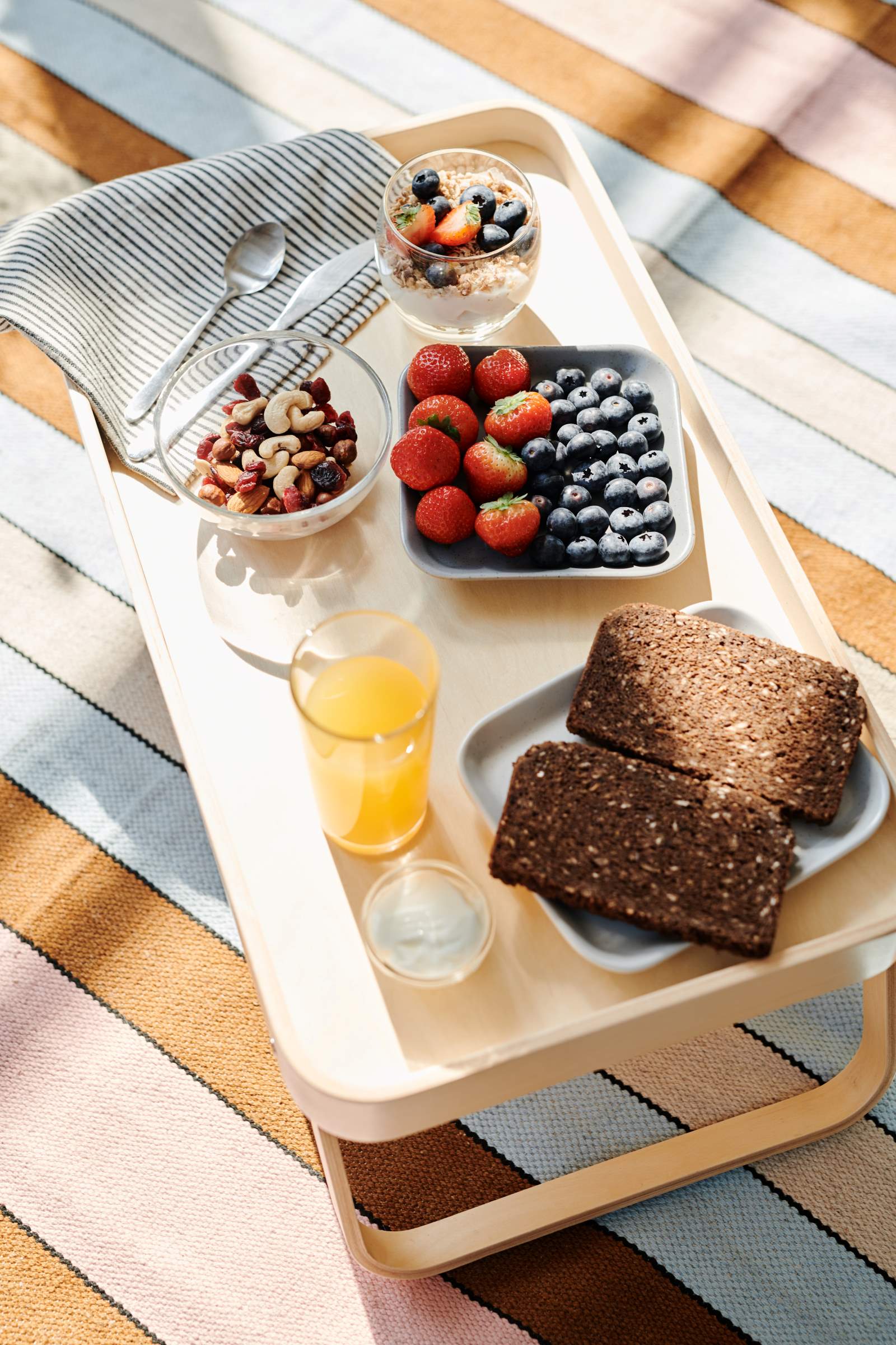 Foto av frokostbrett med brød og juice