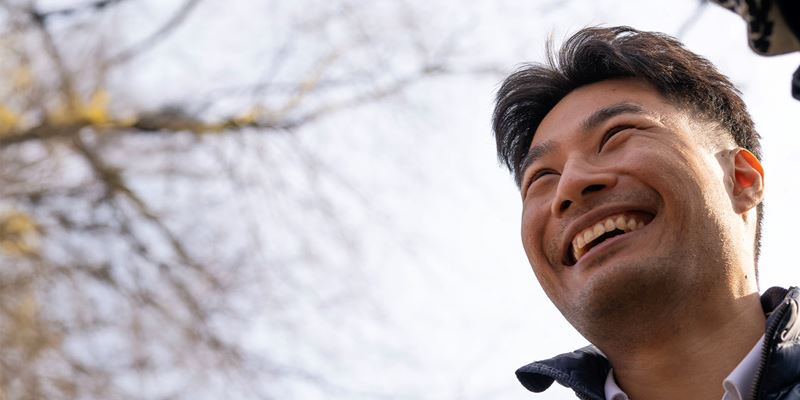 Ung mann smiler og ser fremover