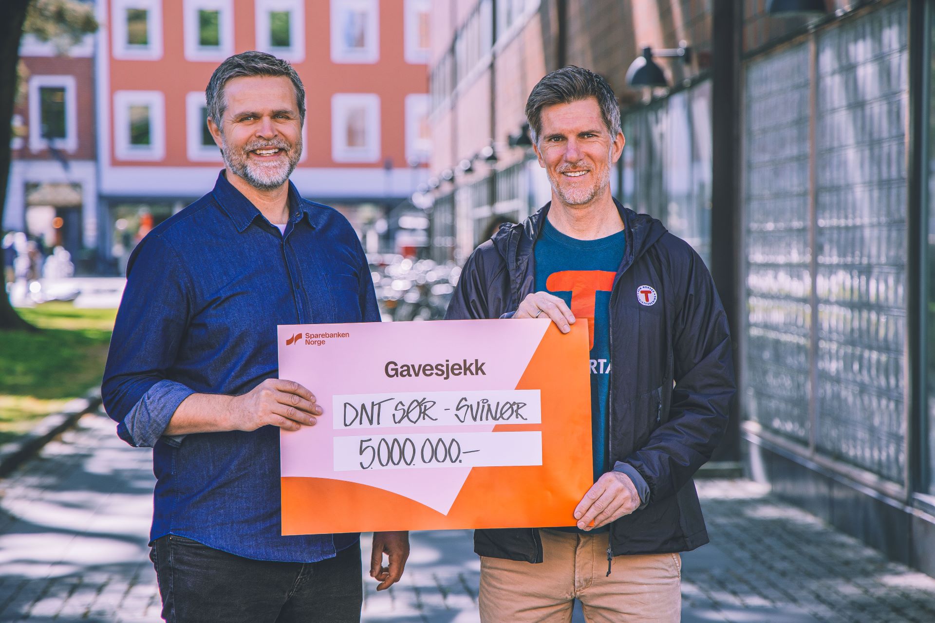 Daglig leder i Sør-fondet, Trond Skjæveland, overrekker en sjekk på fem millioner kroner til DNT Sør ved daglig leder Bjørn Andersen-Steinsland