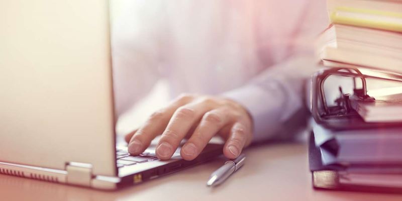 Illustrasjonsbilde som viser hender som skriver på PC