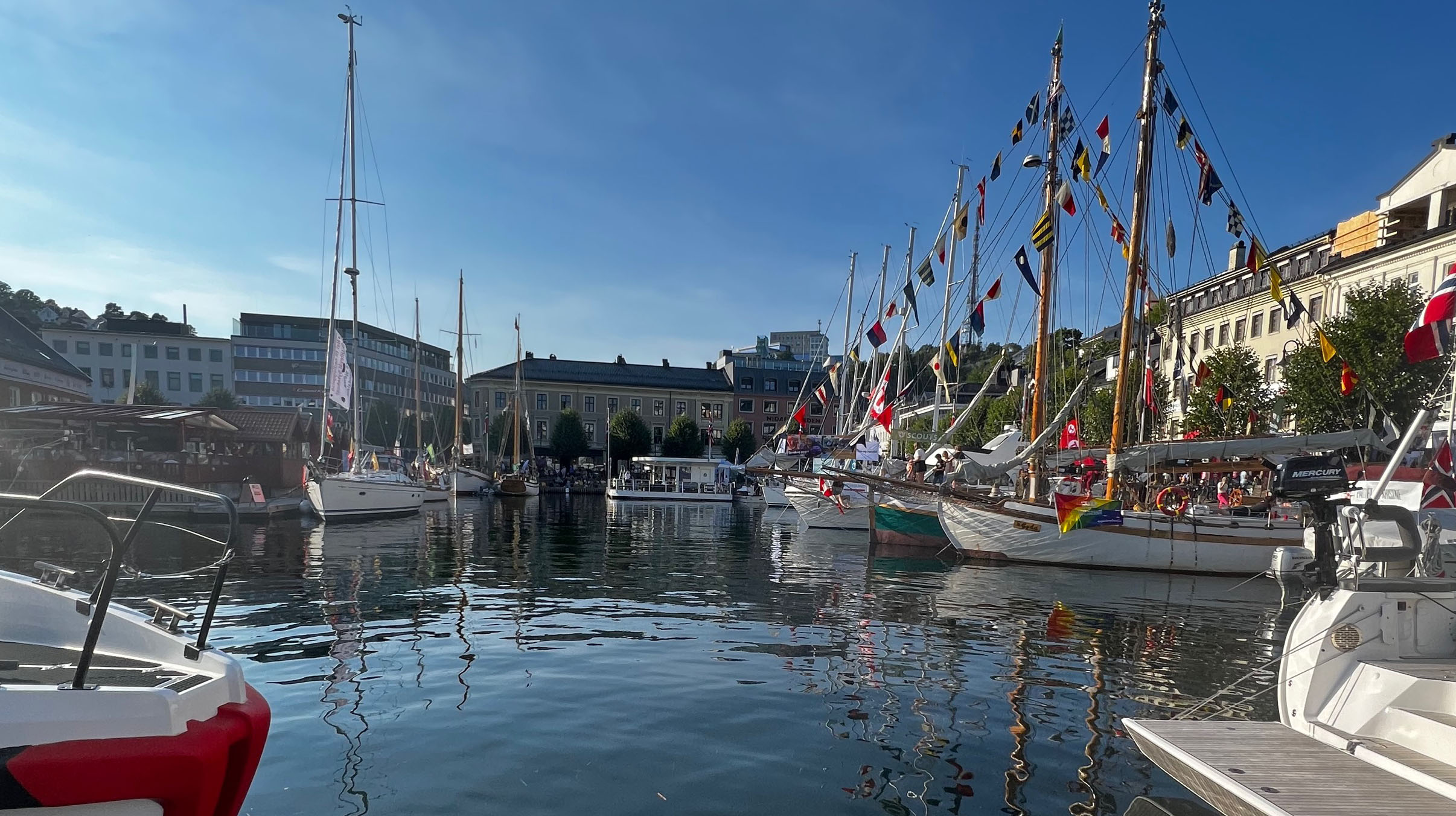 Fra Pollen i Arendal med mange båter