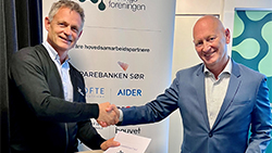 Leder for Næringsforeningen i Kristiansandsregionen fullfører avtalen med et håndtrykk med administrerende direktør i Sparebanken Sør