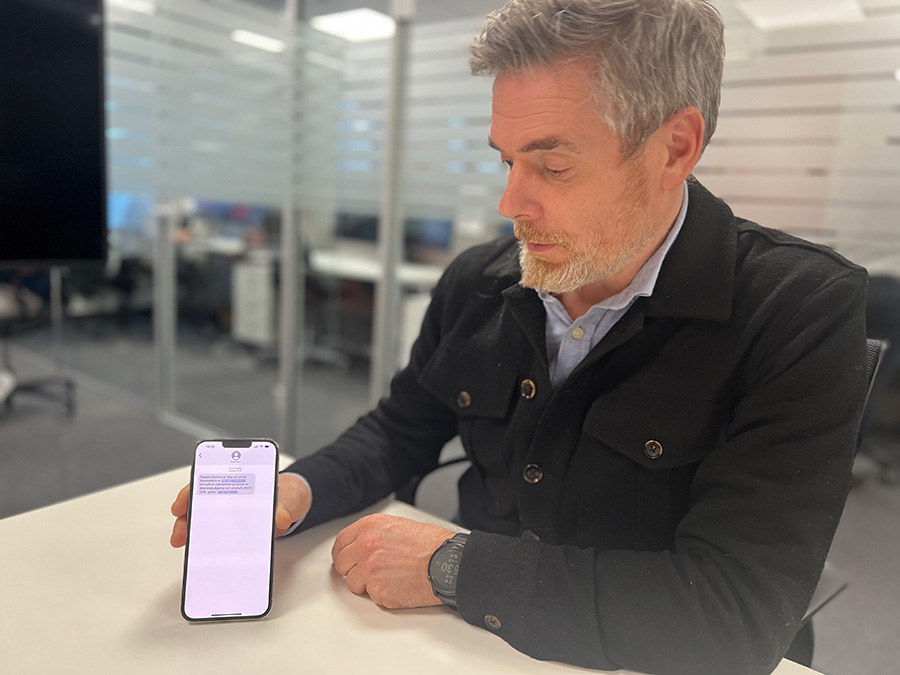 Åsmund Myklevoll viser frem en typisk svindel-sms