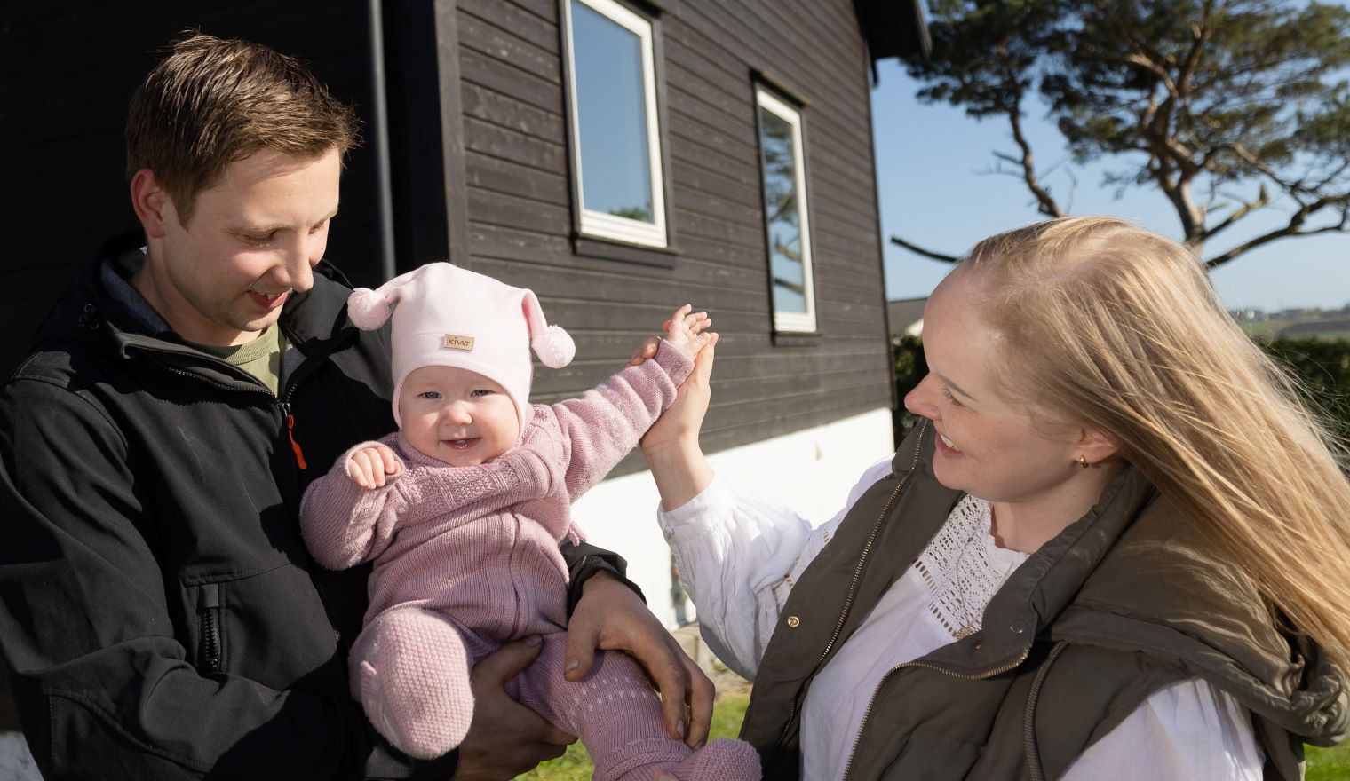 Familien Øvrebø utenfor huset sitt