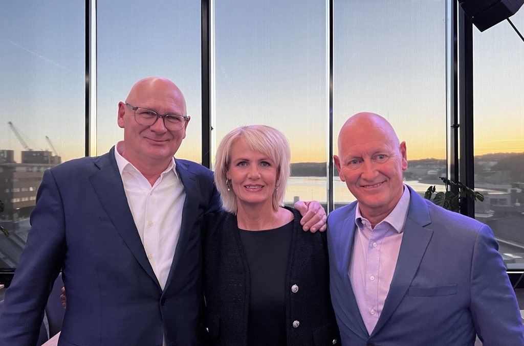 Knut Ruhaven Sæthre, styreleder, Anne Omholt Hovstad, leder for generalforsamlingen og Geir Bergskaug, administrerende direktør.