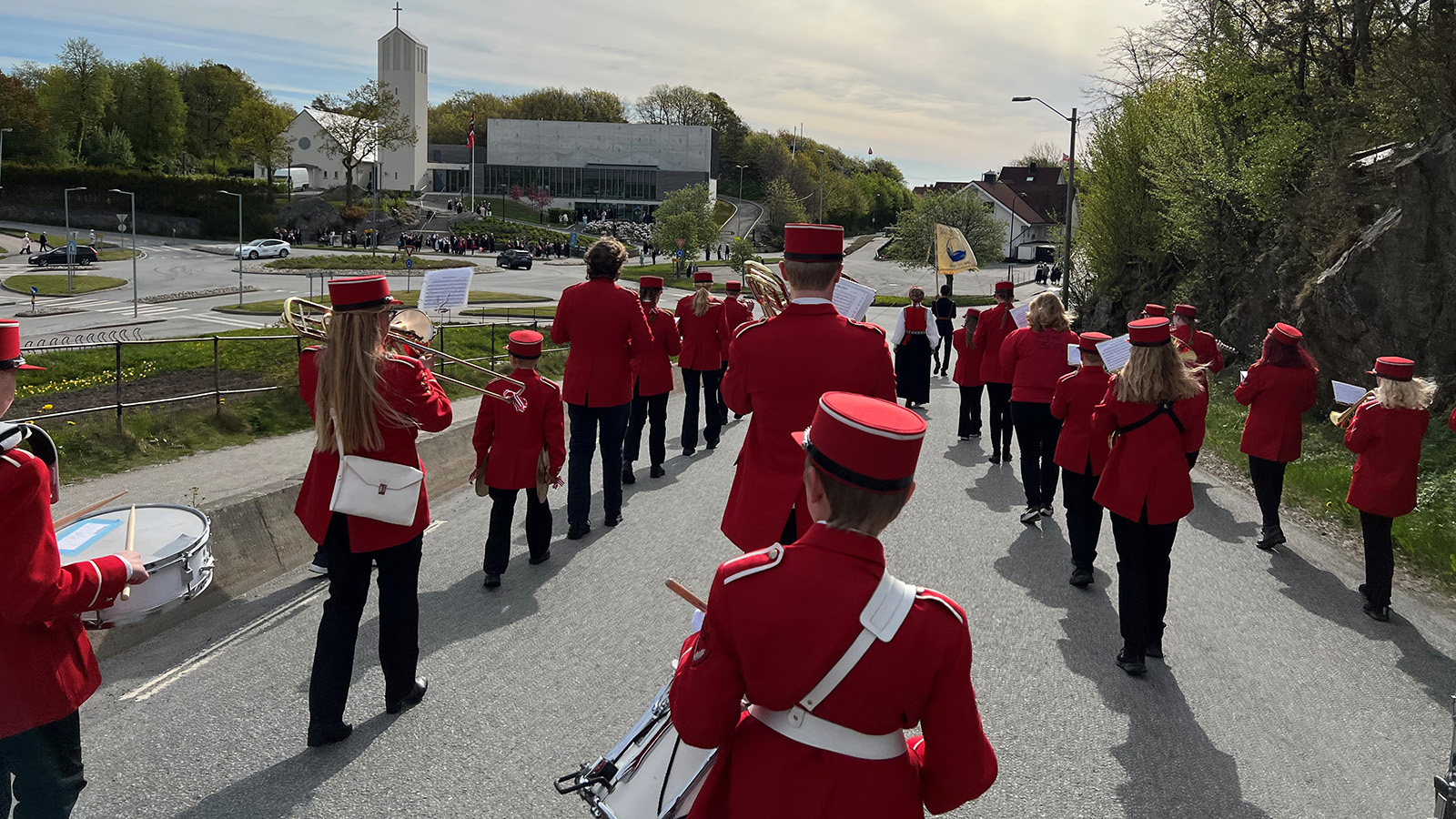 Skolekorps marsjerer i uniform