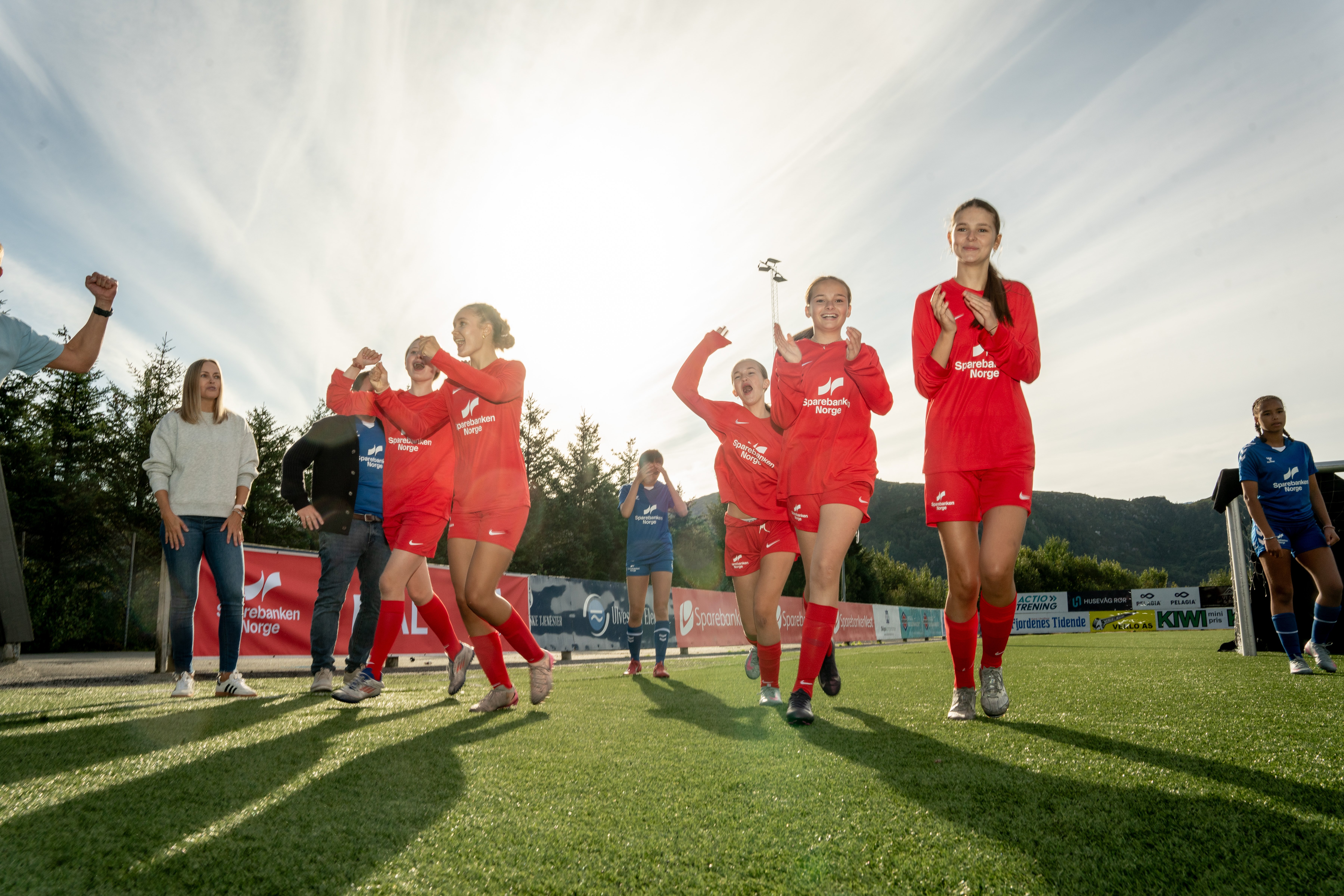 Jenter på fotballbane