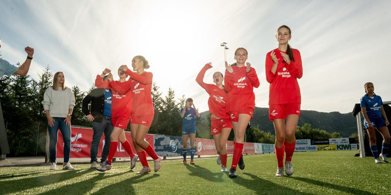 Jenter på fotballbane