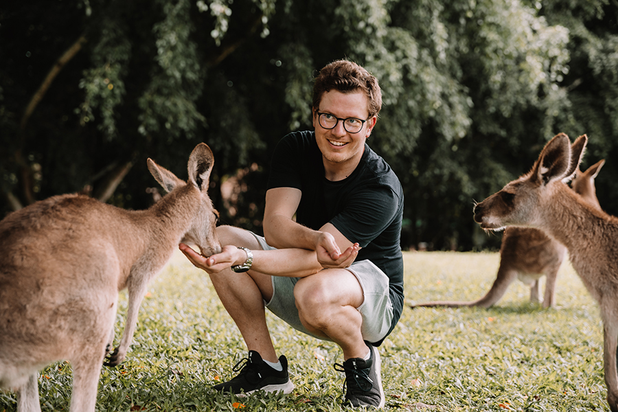 Tobias med en kenguru i Australia