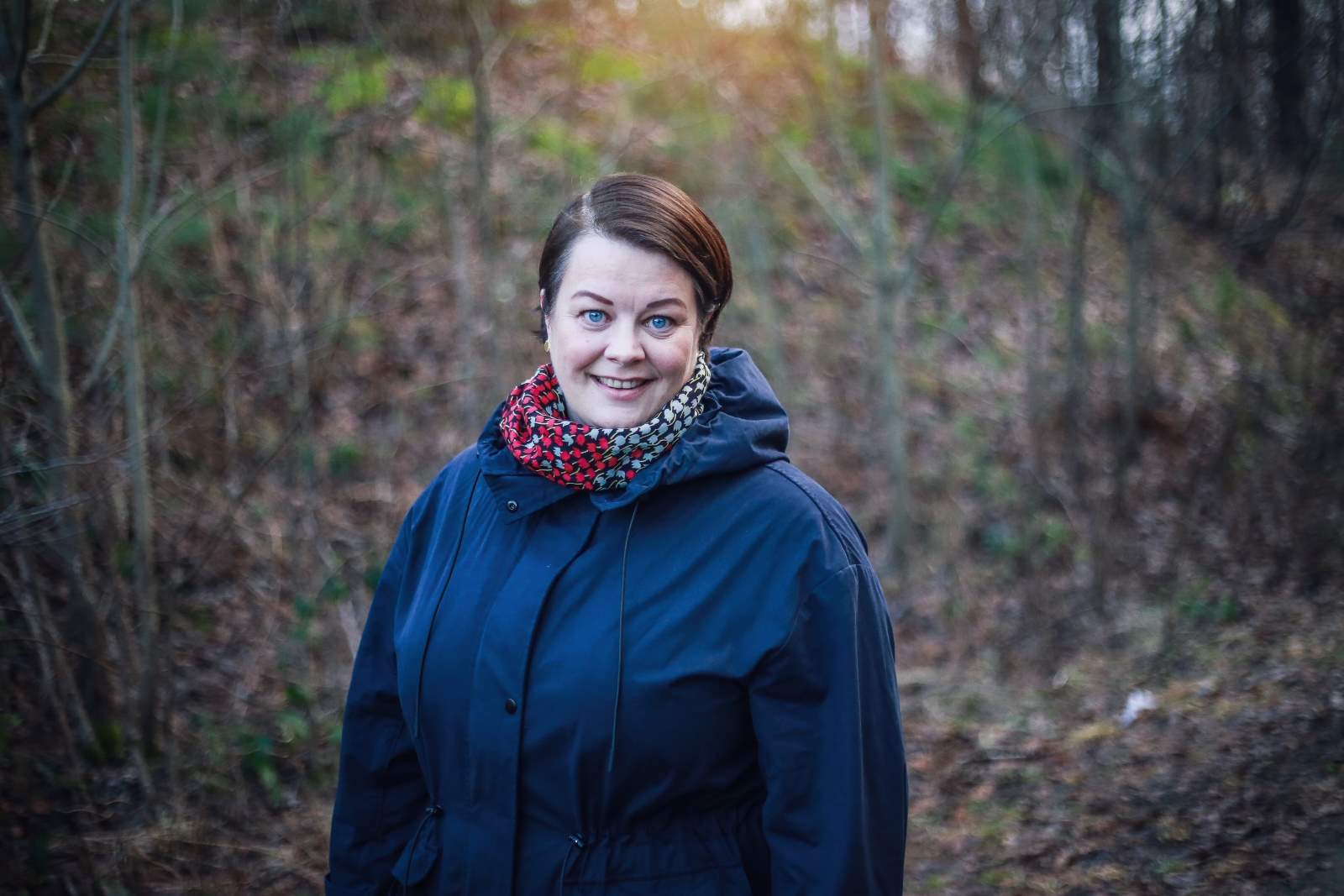 Eva Kvelland, direktør for marked og kommunikasjon, i skogen