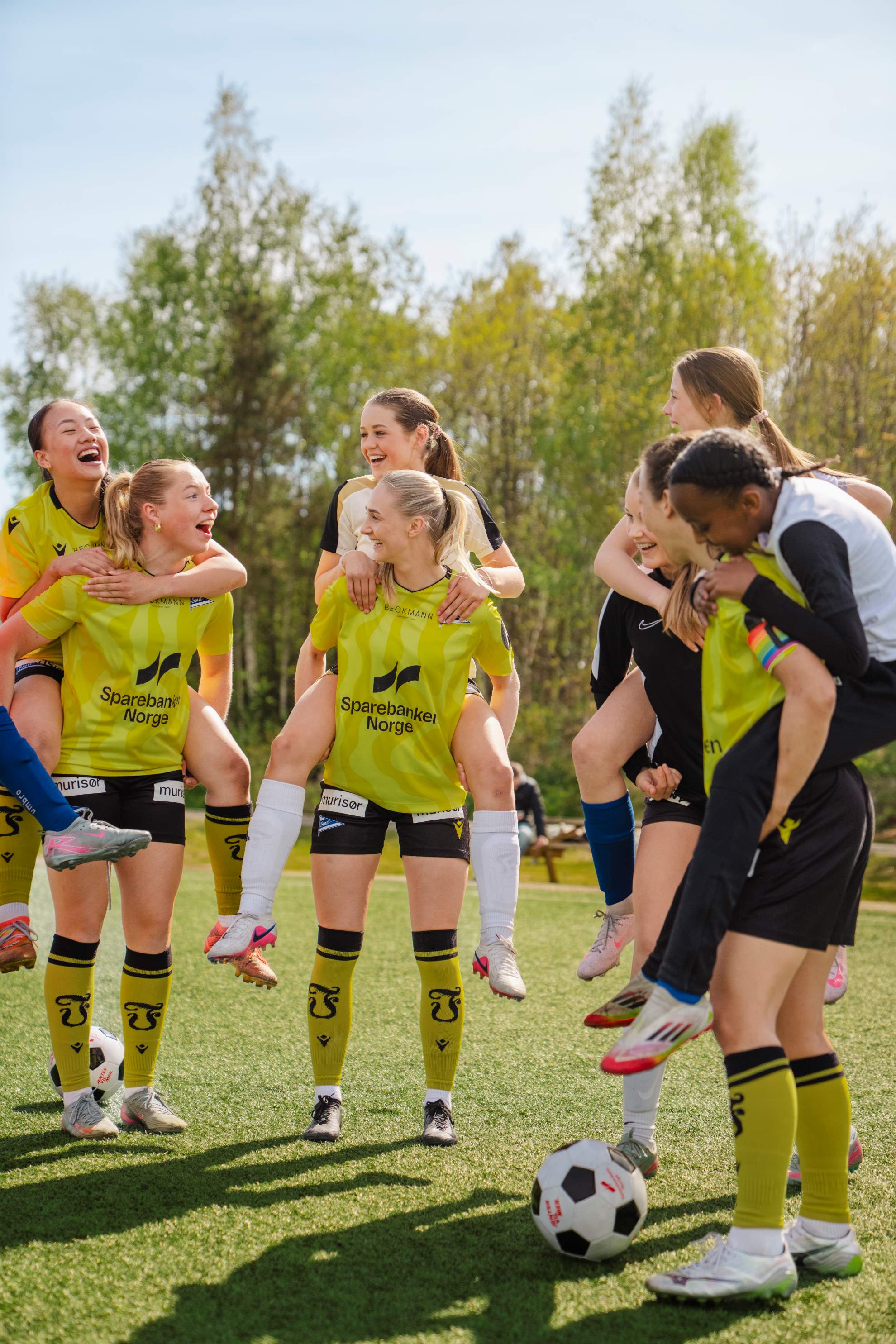 Jenter vil mer på fotballbanen Fotballjenter har det gøy på banen