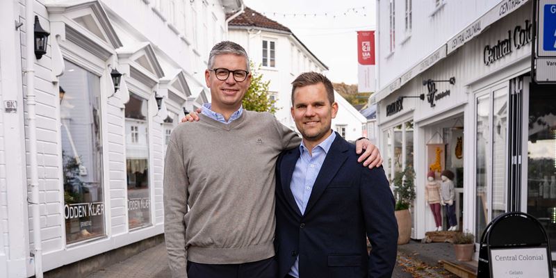 Rådgiverne Eirik Gundersen og Thomas Strand står sammen i Grimstad sentrum
