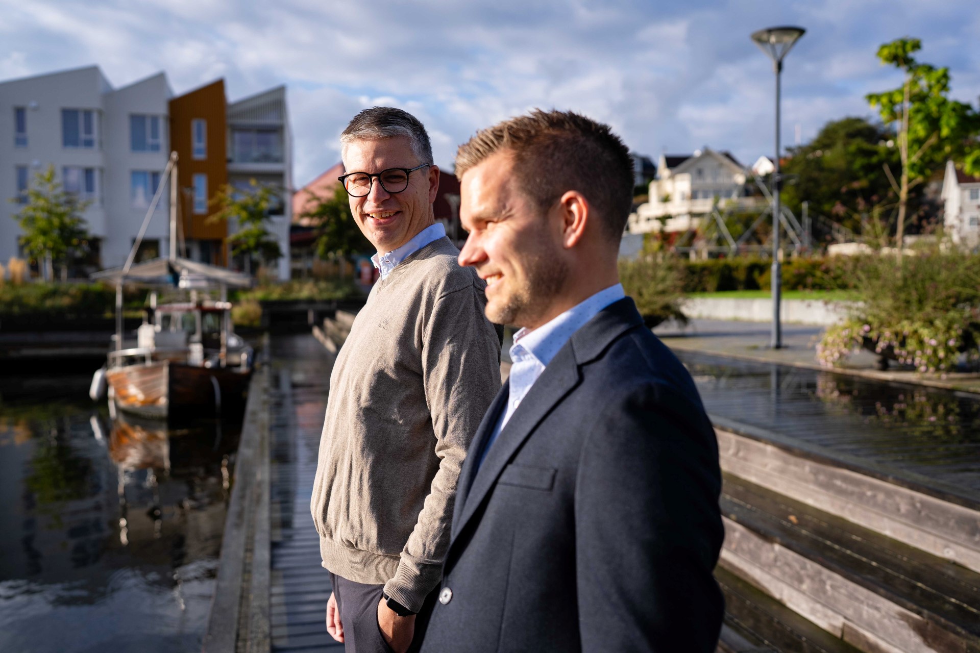 Rådgiver Eirik Gundersen ser bort på kollega Thomas Strand ved bryggen i Grimstad