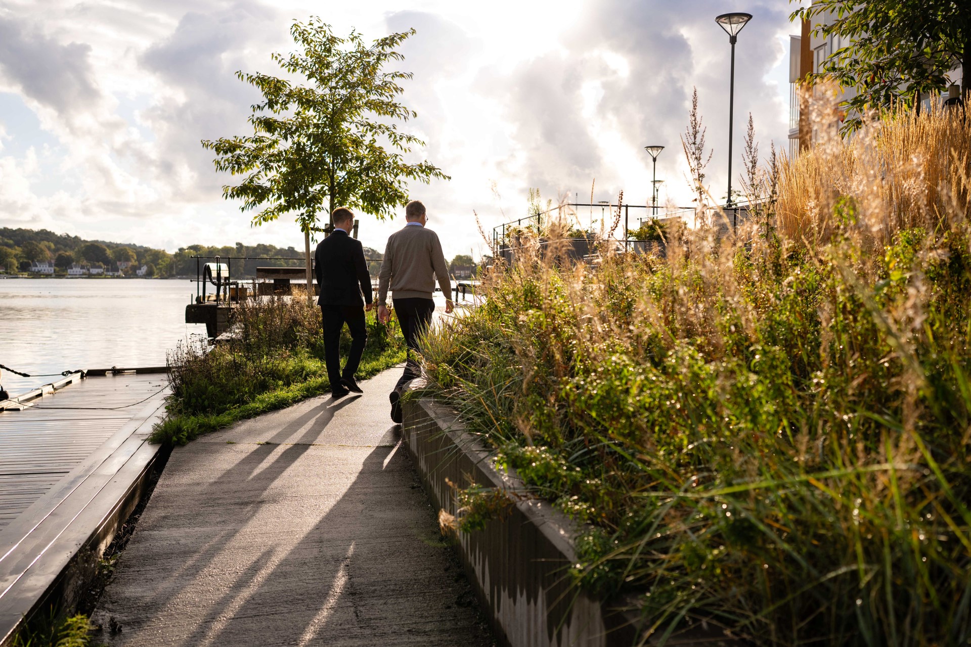 Rådgiverne Eirik Gundersen og Thomas Strand ved bryggen i Grimstad med ryggene til kamera