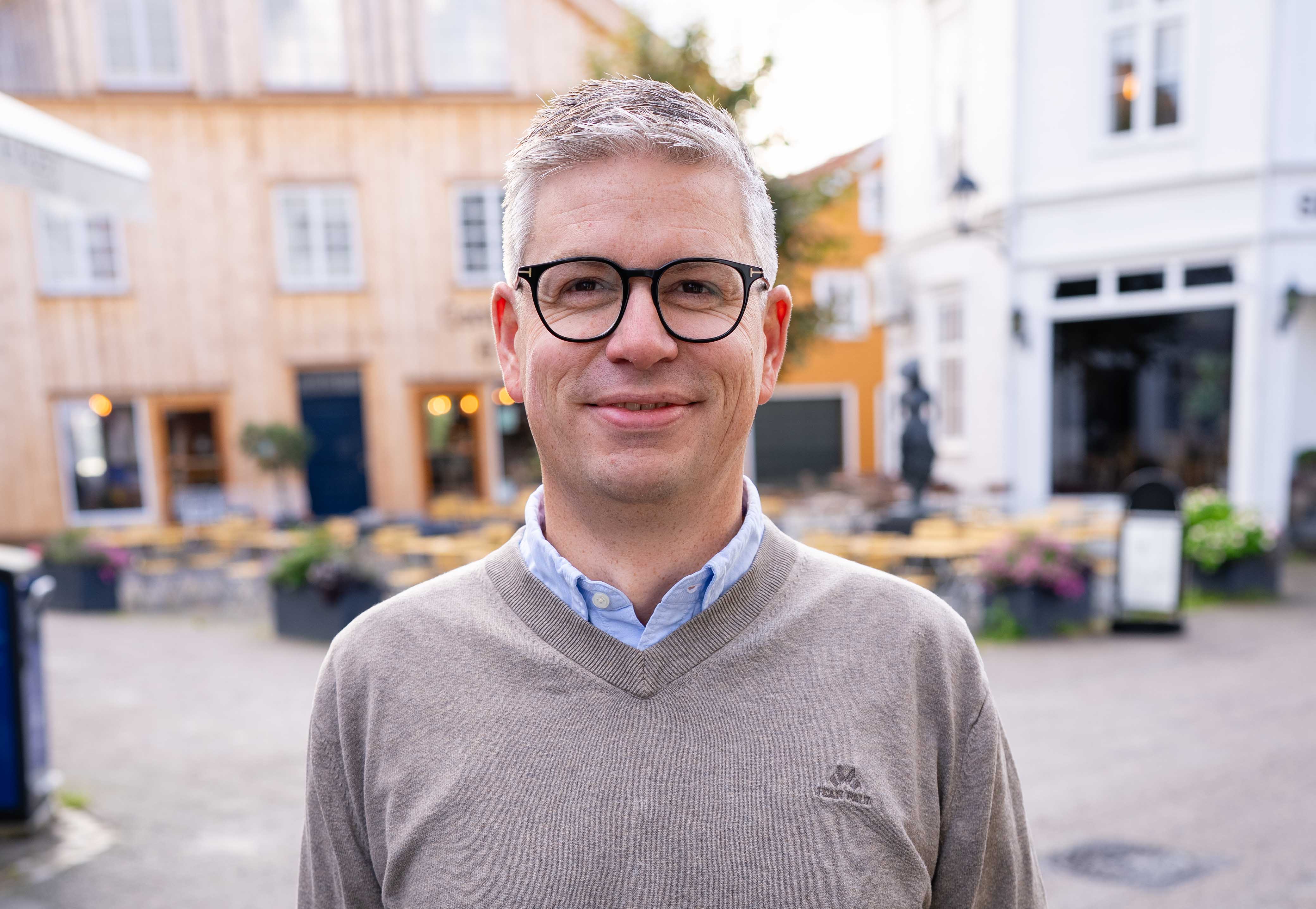 Finansiell rådgiver ved Grimstad-kontoret, Eirik Gundersen, ser mot kamera