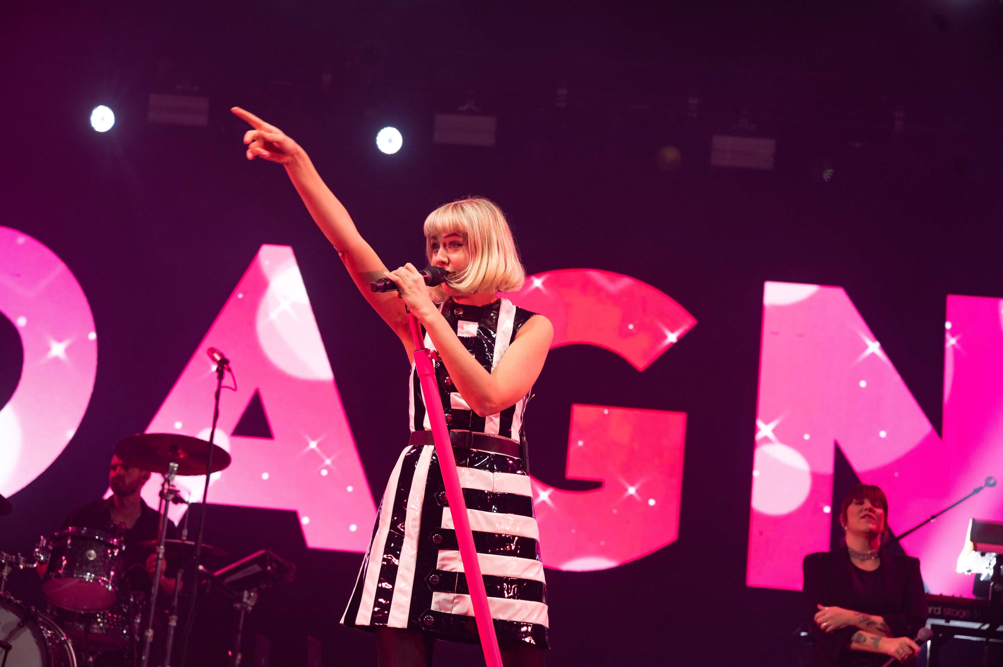 Dagny eier hele salen når hun gir alt på scenen Dagny synger på scenen