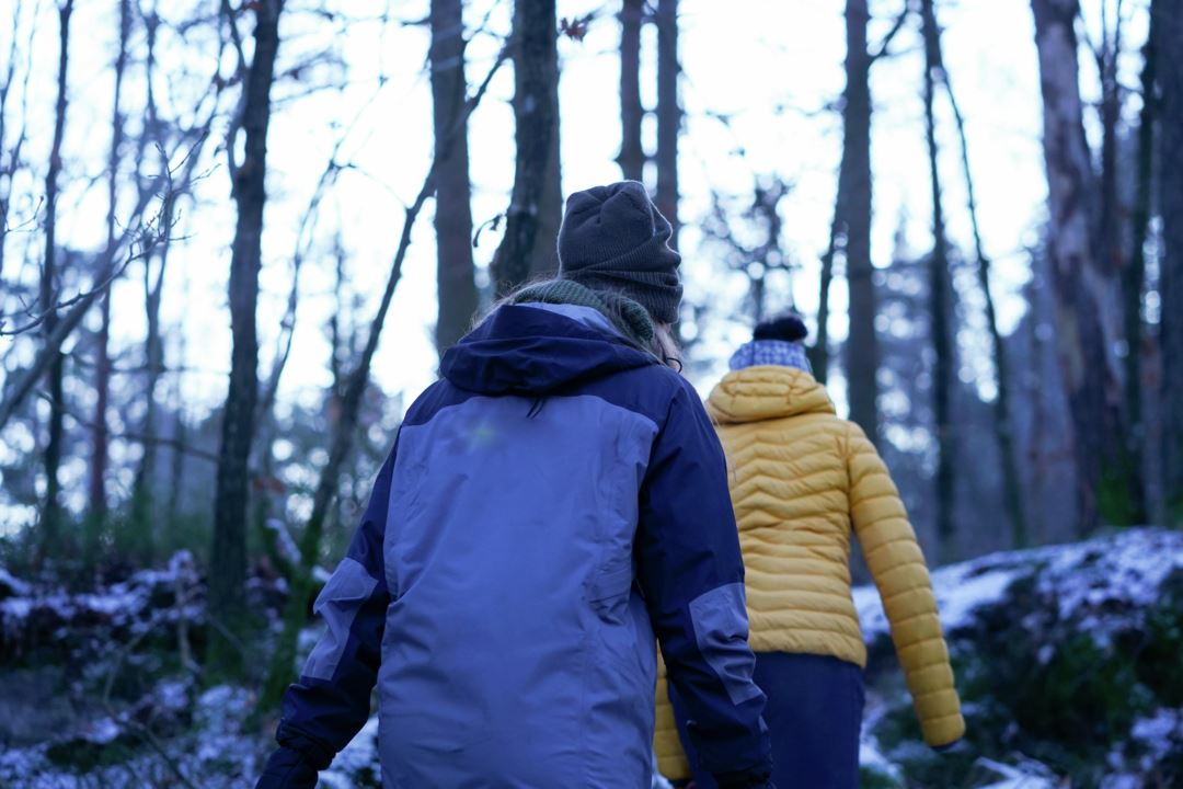 To mennesker på tur i skogen
