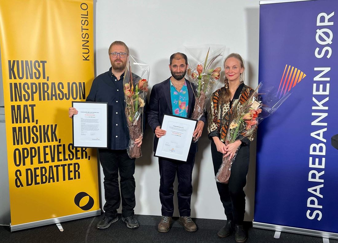 Vinneren av Sparebanken Norge Kunstnerpris 2022 til venstre og vinner av publikumsprisen i midten.