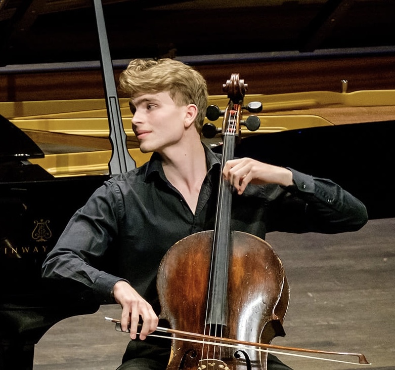 Mathias S. Pearson spiller på cello