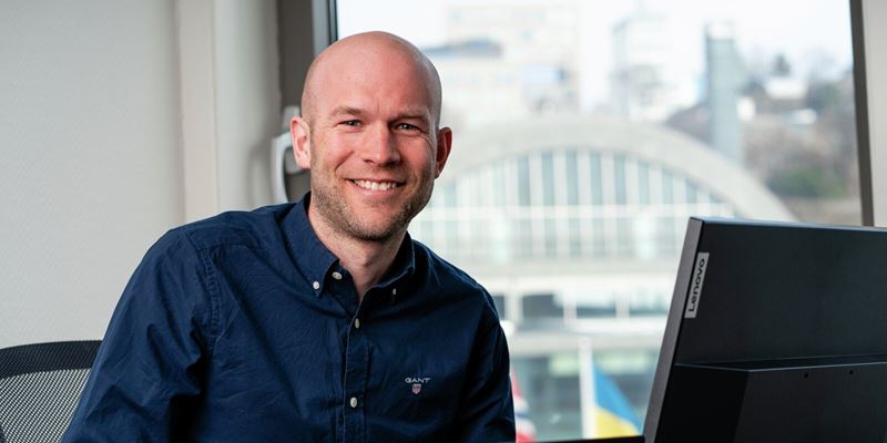 Bilde av Kenneth Sjåvåg ved PC