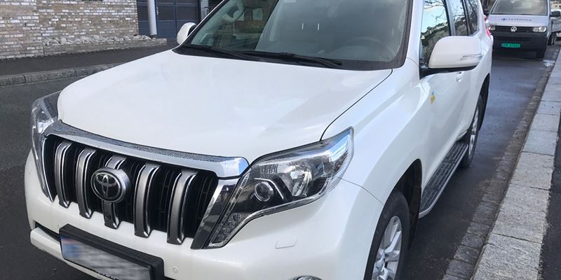 Bildet viser en hvit Toyota.