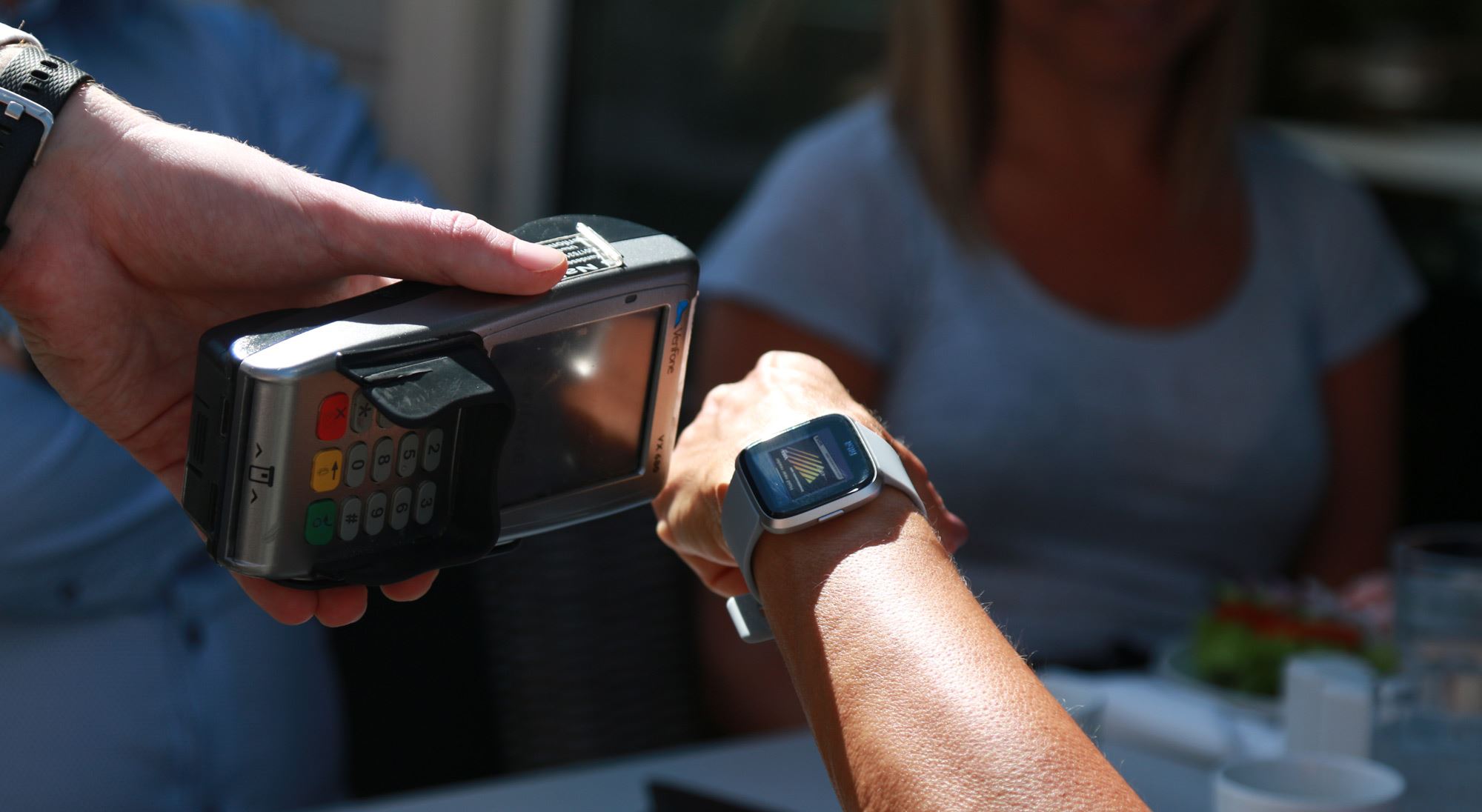 Foto av betaling med fitbitklokke med kort fra Sparebanken Sør