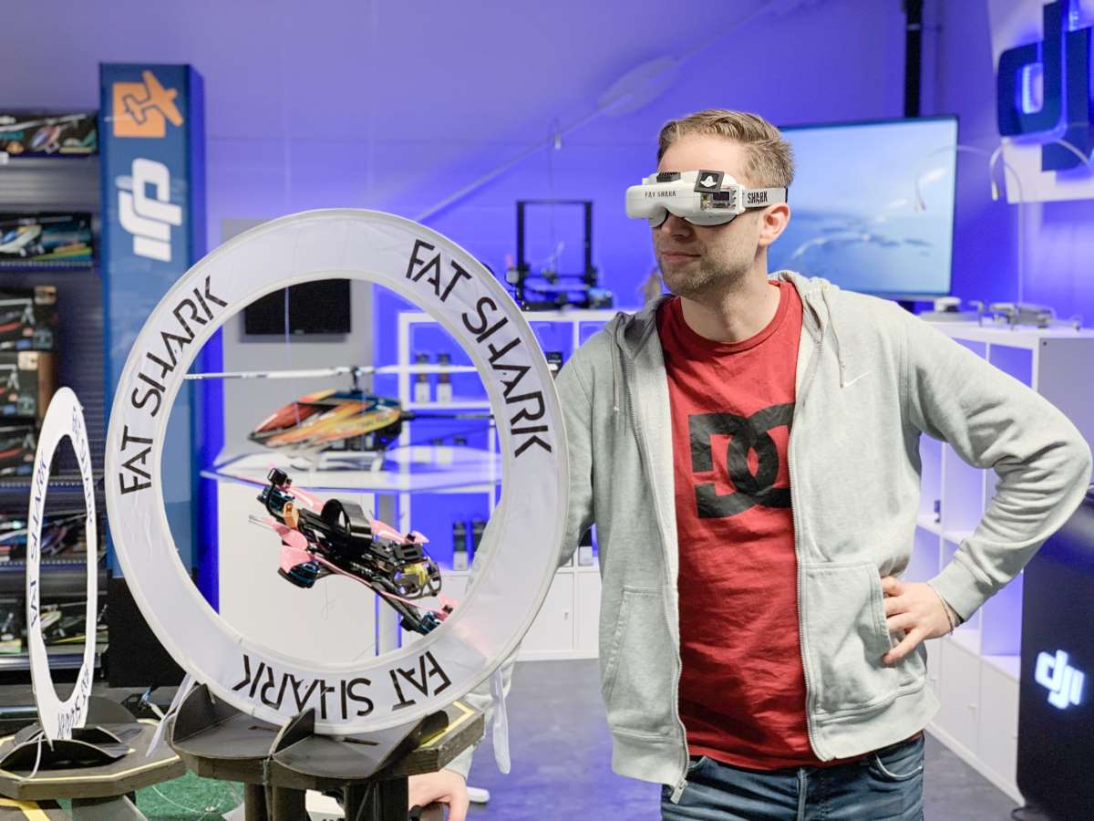 Jon Peder Saxe i butikklokalene til Elefun for å demonstrere Drone Racer Goggles.