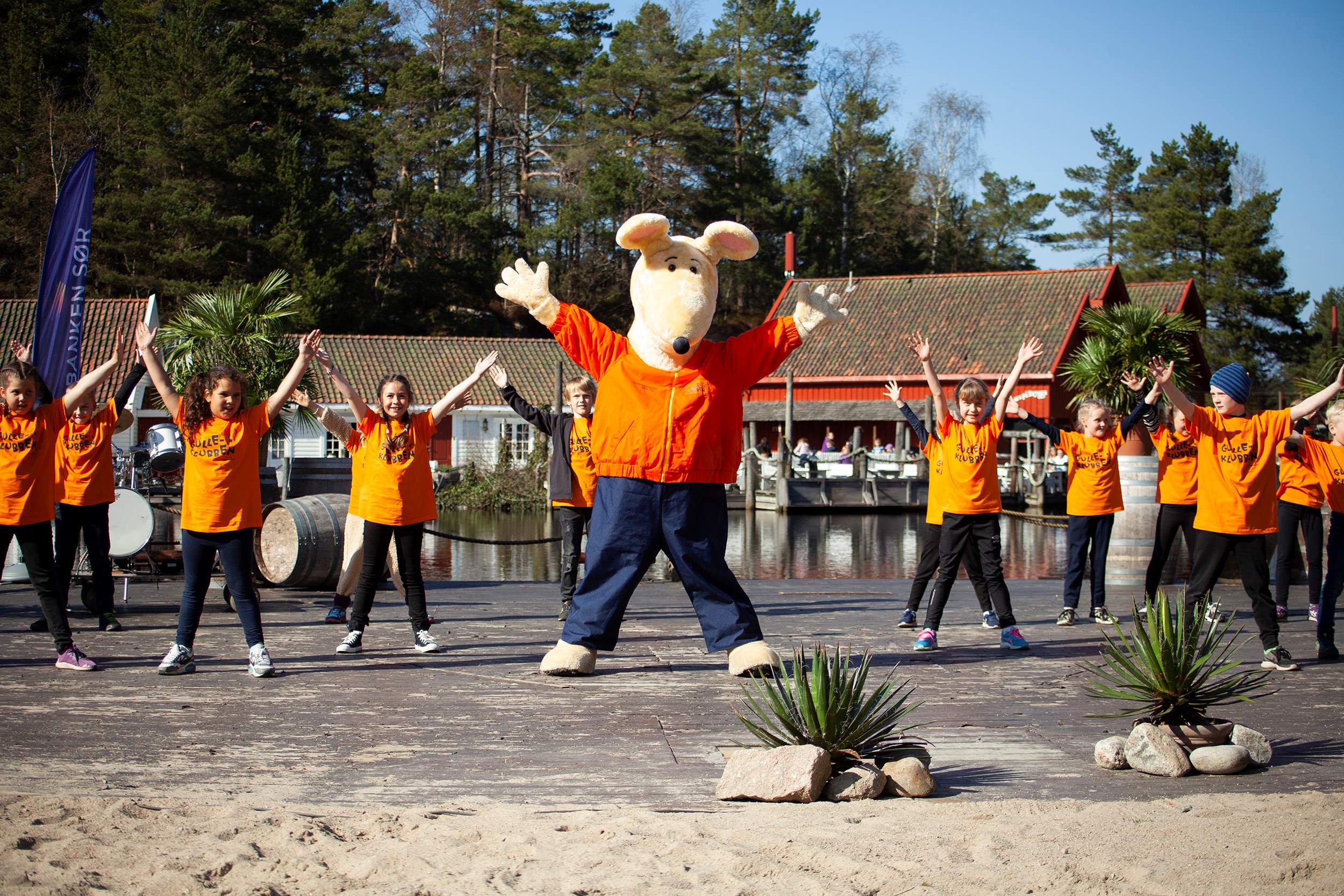 Bilde av Gulle som danser på scenen med barn