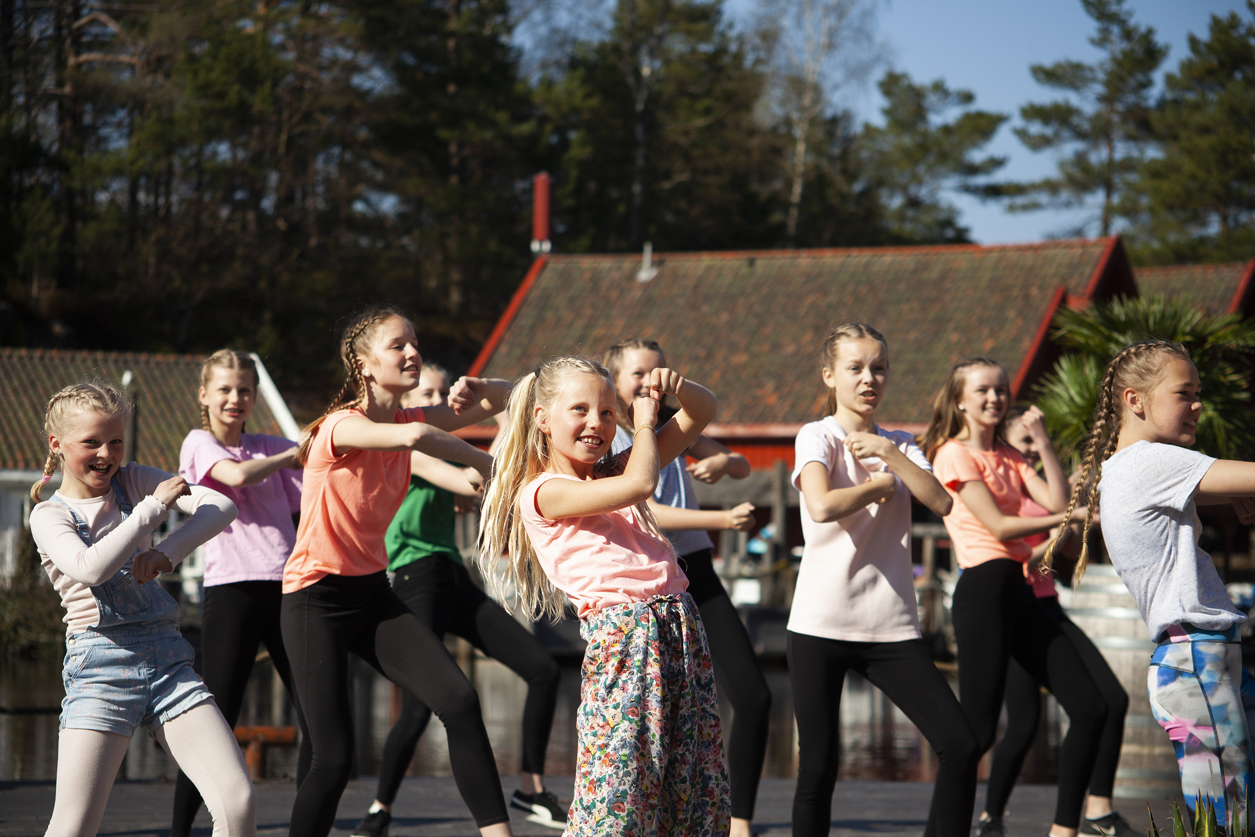 Flinke dansere fra Holvika skole danset Gulledansen