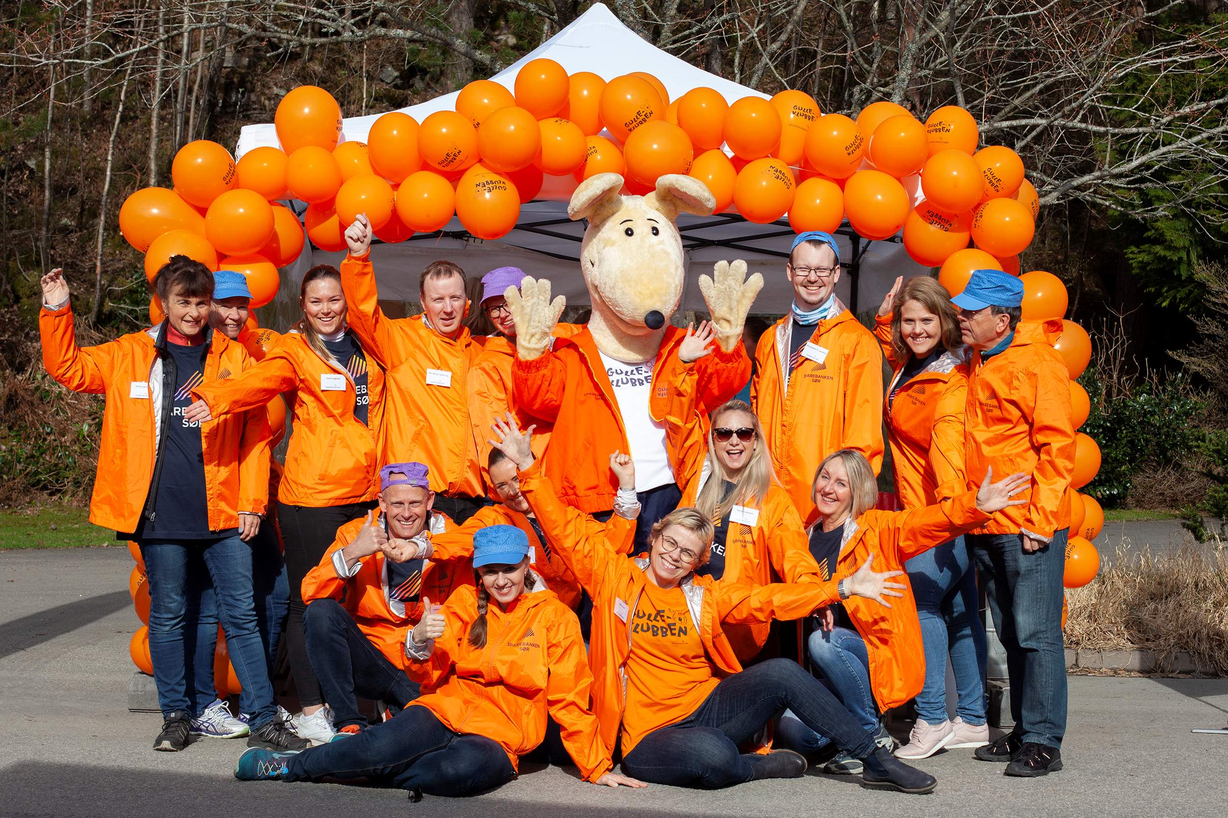 Bilde av ansatte i Sparebanken Sør som hjalp til på Gulledagen 2018