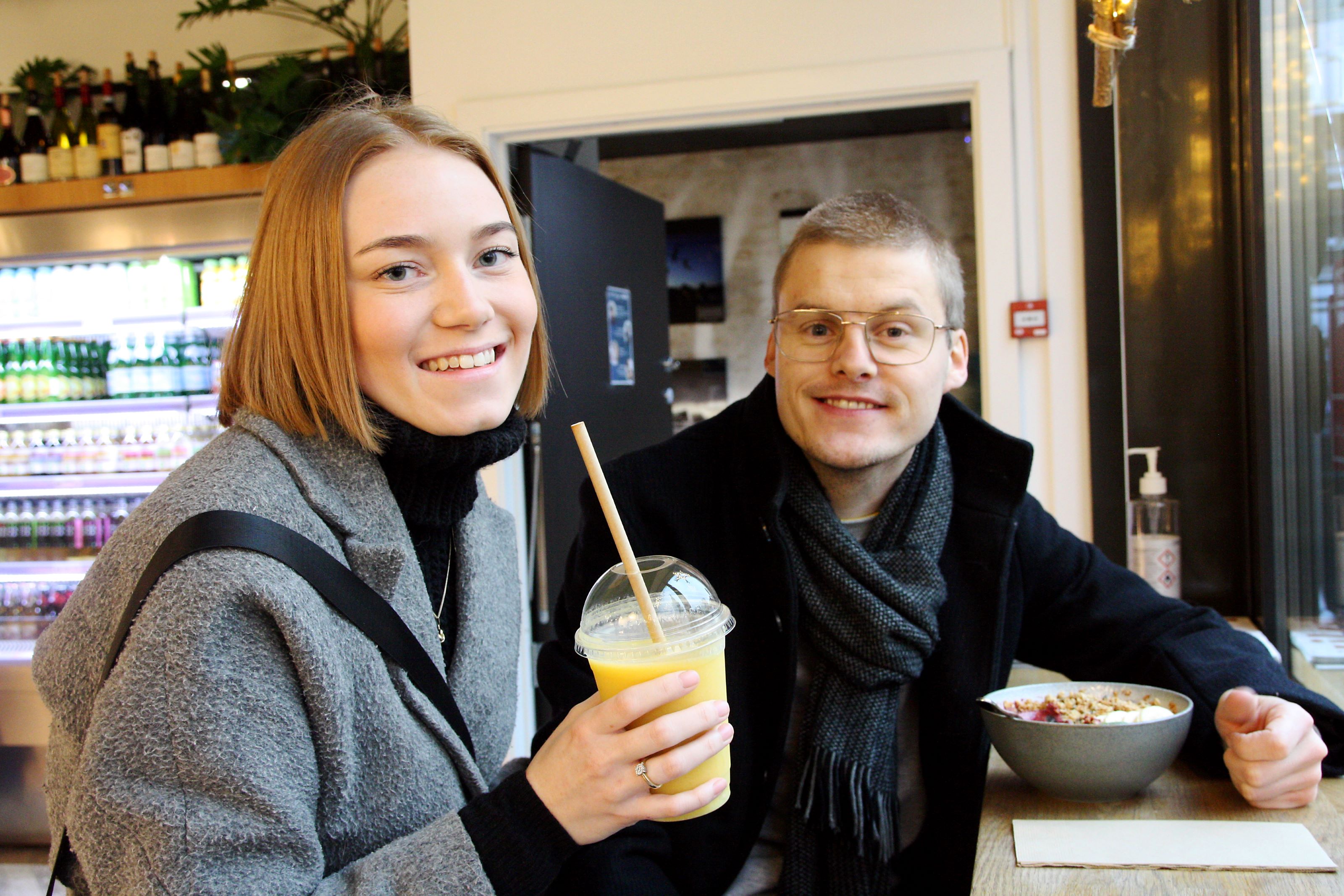 Camilla og Christer spiser lunsj på kafé, foto