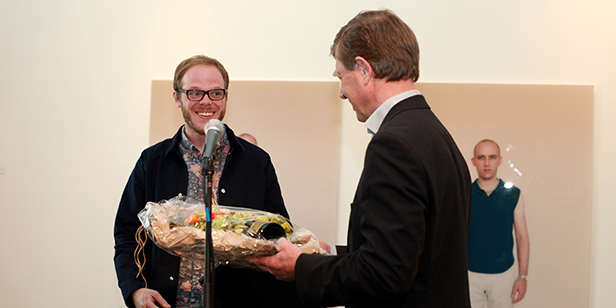 Lasse Årikstad fikk overrakt prisen av Sparebanken Sørs styreleder Stein Hannevik.