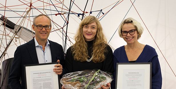 Marte Gunnufsen (i midten) vant Sparebanken Sør Kunstnerpris 2016. Her sammen med Per Anders og Rita fra Sparebanken Sør.