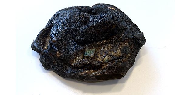 Ser du hva dette er? Bare en klump igjen av røykvarsleren som sto i gangen rett utenfor et soverom. Den manglet batteri og var også eneste røykvarsler i boligen. Mann i 40-årene omkom i brannen. Foto: Frende Forsikring