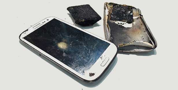 Denne telefonen eksploderte i senga til en Frende-kunde. Foto: Frende