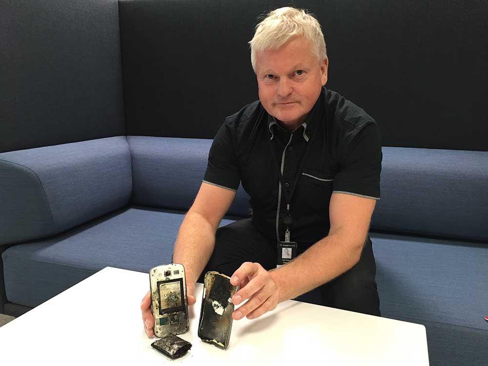 brannekspert Odd Magne Skjerping i Frende viser frem en eksplodert mobiltelefon.