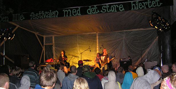 Bilde fra andre år med Skral Festival i 2004. Blendet av pågangsmot lagde vi en stor scene bestående av plank og paller.