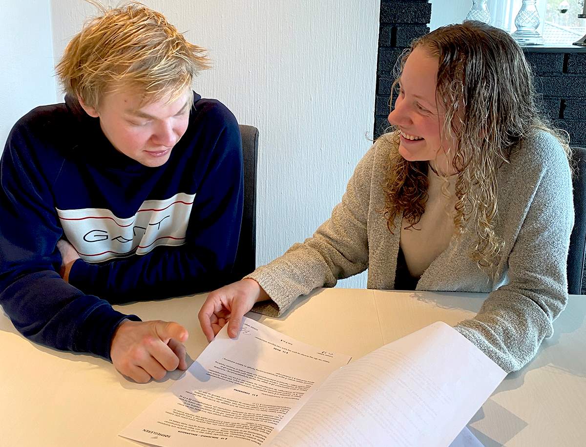 Frida og Sander skriver samboeravtale, foto