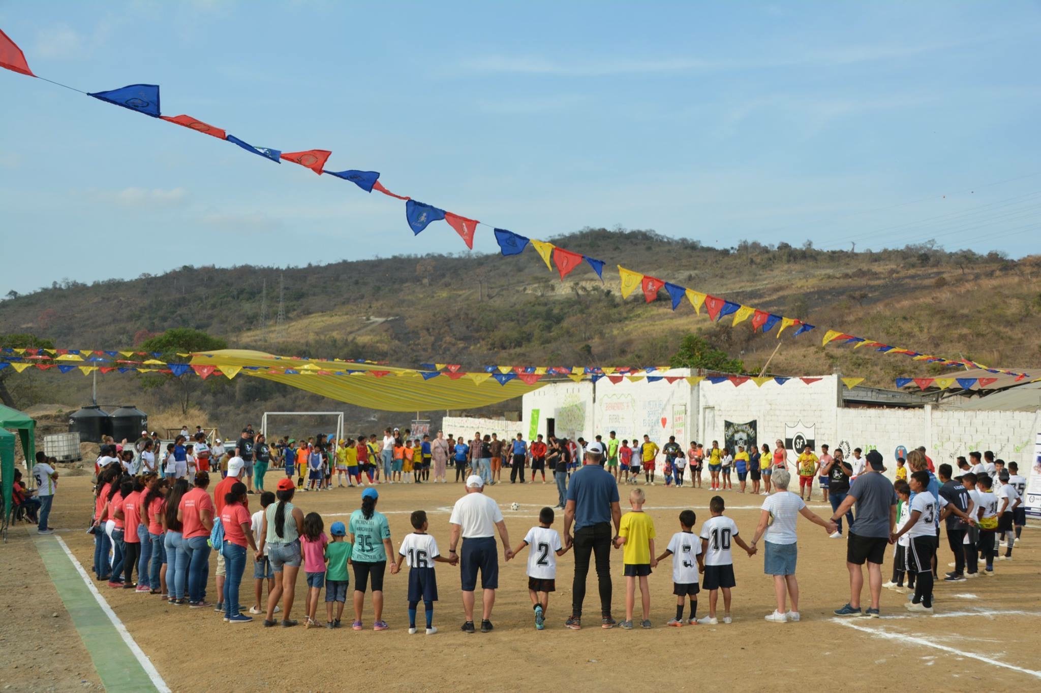 Åpning av en fotballbane i Ecuador