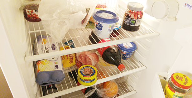 Bildet viser et kjøleskap med studentmat