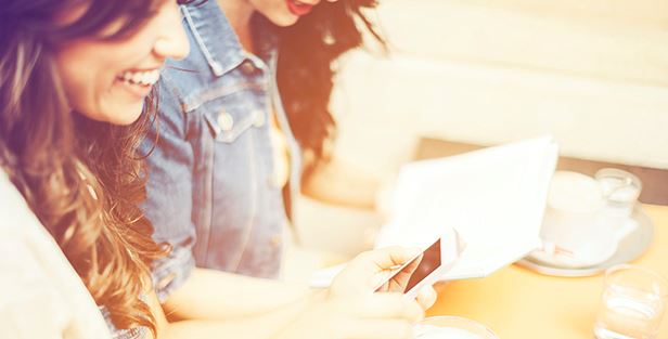 Det er lett å sammenligne priser og finne tilbud med smarttelefonen.