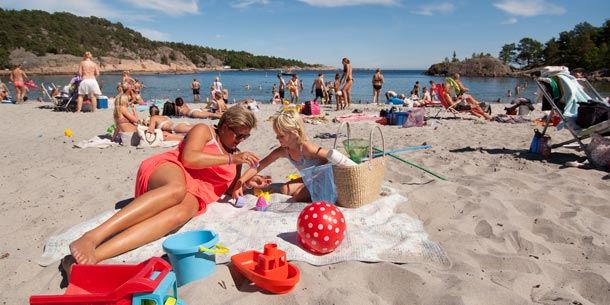 Strandliv på Sørlandet er både en billig og behagelig aktivitet i sommervarmen.