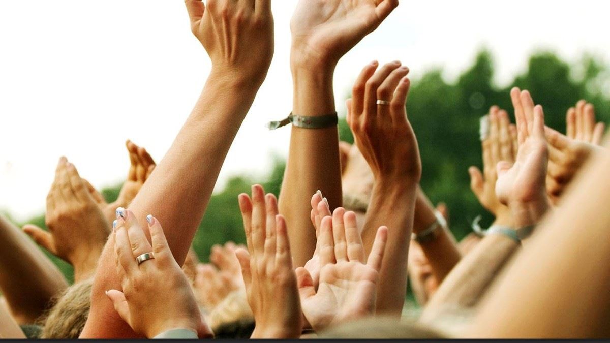 BIldet viser hender i været under en konsert