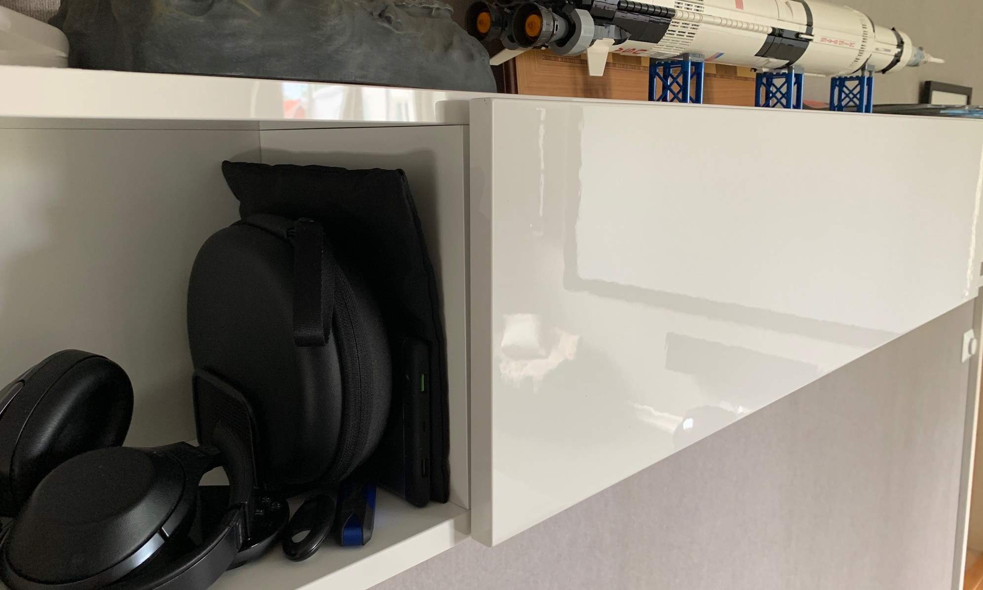 Foto av hylle med kodebrikken gjemt blant flere ting